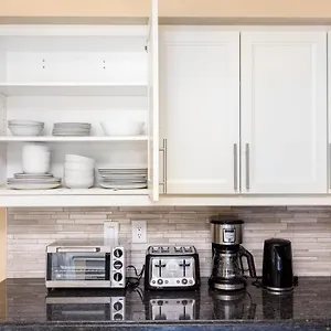 Spacious & Quiet 4bd House In Prime Location! Upper 2 Levels! Mississauga
